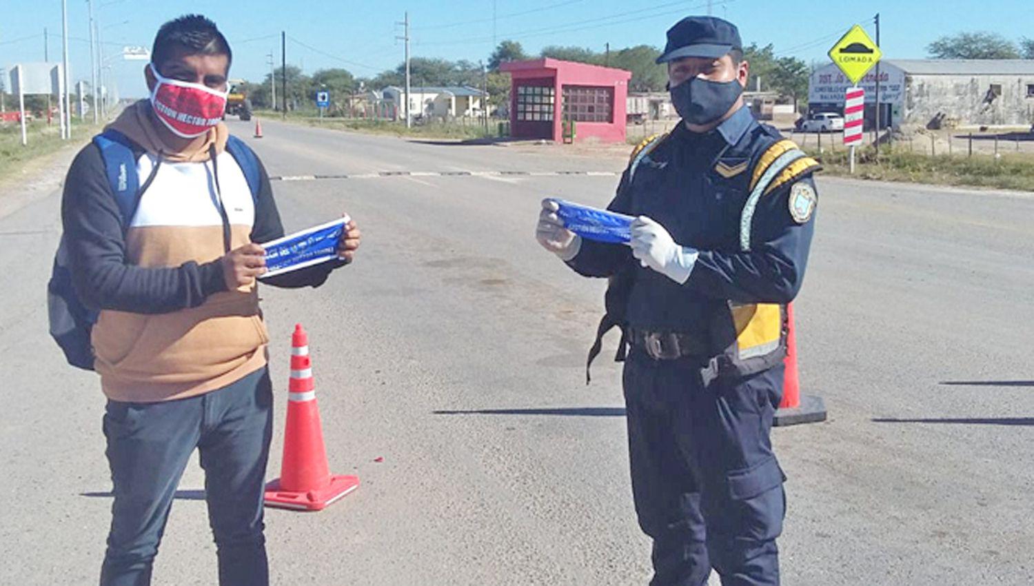 Barbijos para municipales policiacuteas trabajadores de la salud y vecinos de El Cruce