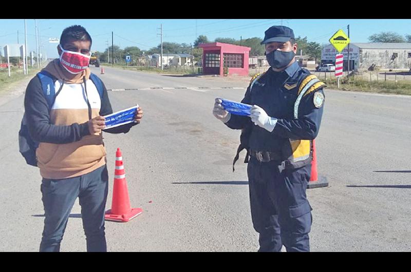 Barbijos para municipales policiacuteas trabajadores de la salud y vecinos de El Cruce