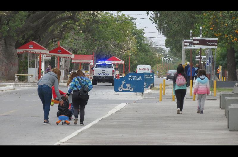 Con intensos controles policiales los nintildeos volvieron a disfrutar de su hora