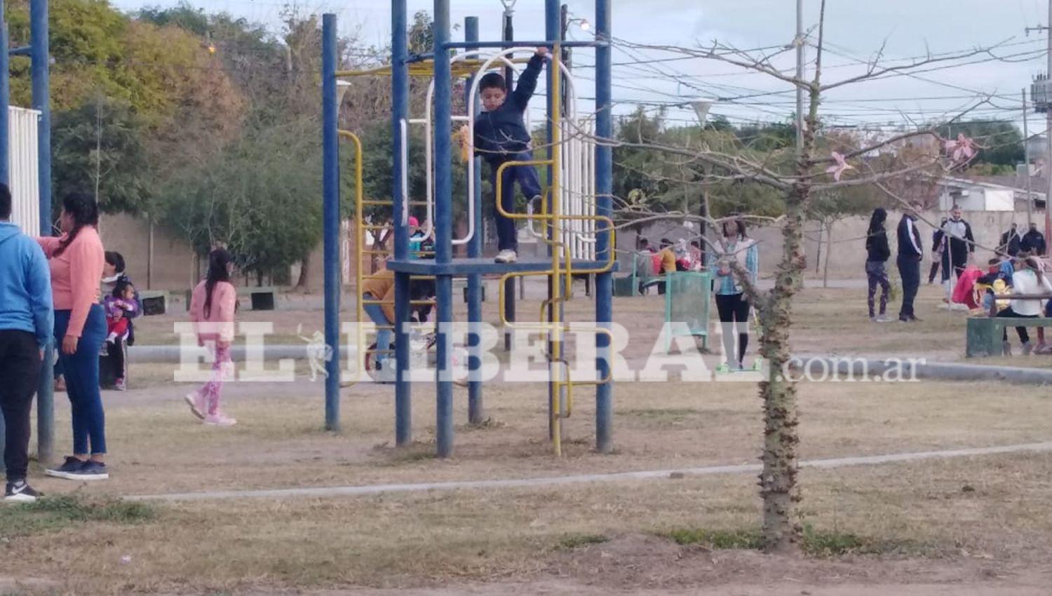 Los niños y sus mayores en la plaza del barrio Mariano Moreno