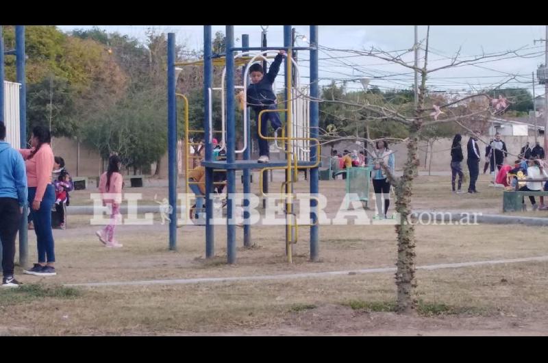 Los niños y sus mayores en la plaza del barrio Mariano Moreno