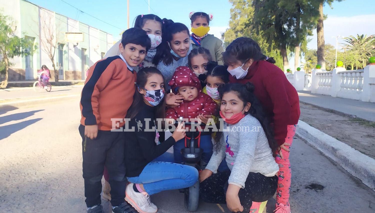 IMAacuteGENES  Los nintildeos a ldquofullrdquo en su hora libre en Colonia Dora