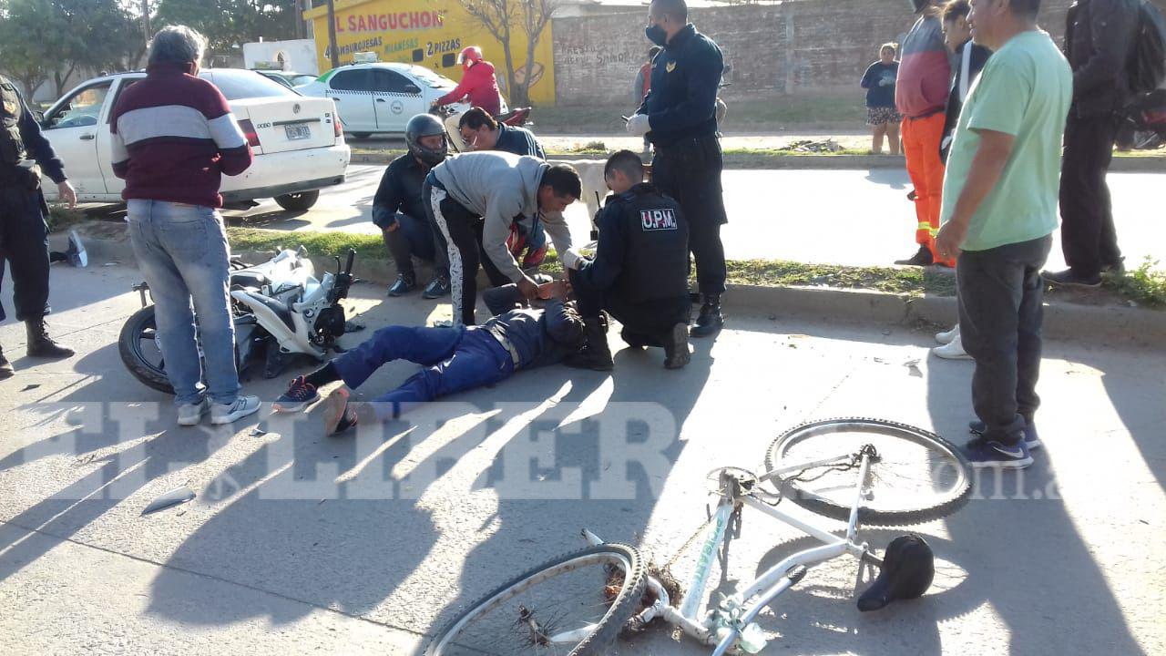 Grave accidente entre una moto y una bicicleta