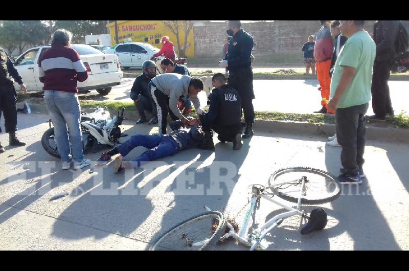 Grave accidente entre una moto y una bicicleta