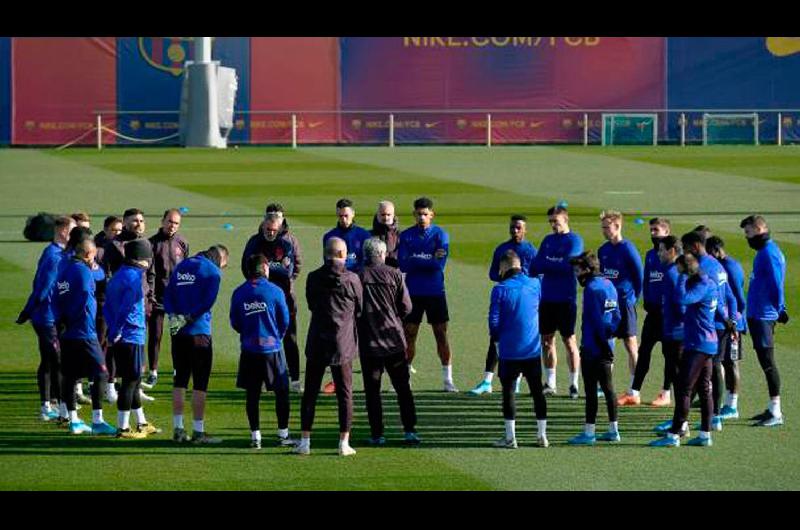 Tras haber entrenado primero de manera individual y luego en grupos de a diez jugadores el plantel completó se ejercitó ayer