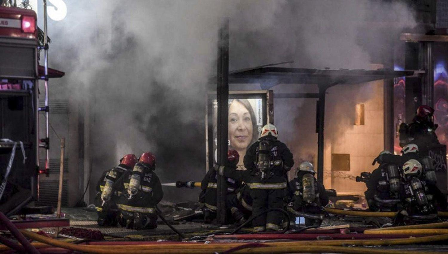 Dos bomberos muertos por las explosiones e incendio en un edificio de Villa Crespo