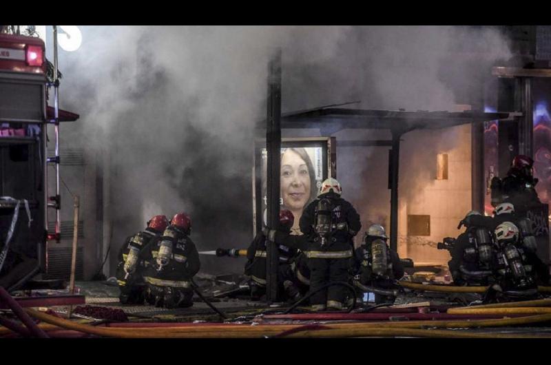 Dos bomberos muertos por las explosiones e incendio en un edificio de Villa Crespo