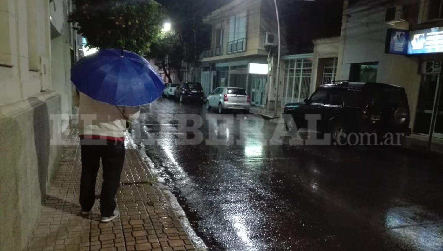 Santiago vivioacute un mieacutercoles nublado fresco y con lluvia