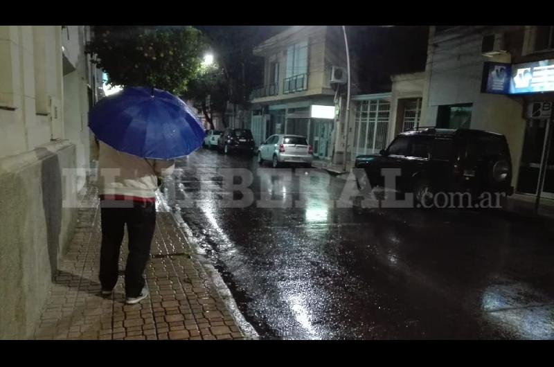 Santiago vivioacute un mieacutercoles nublado fresco y con lluvia