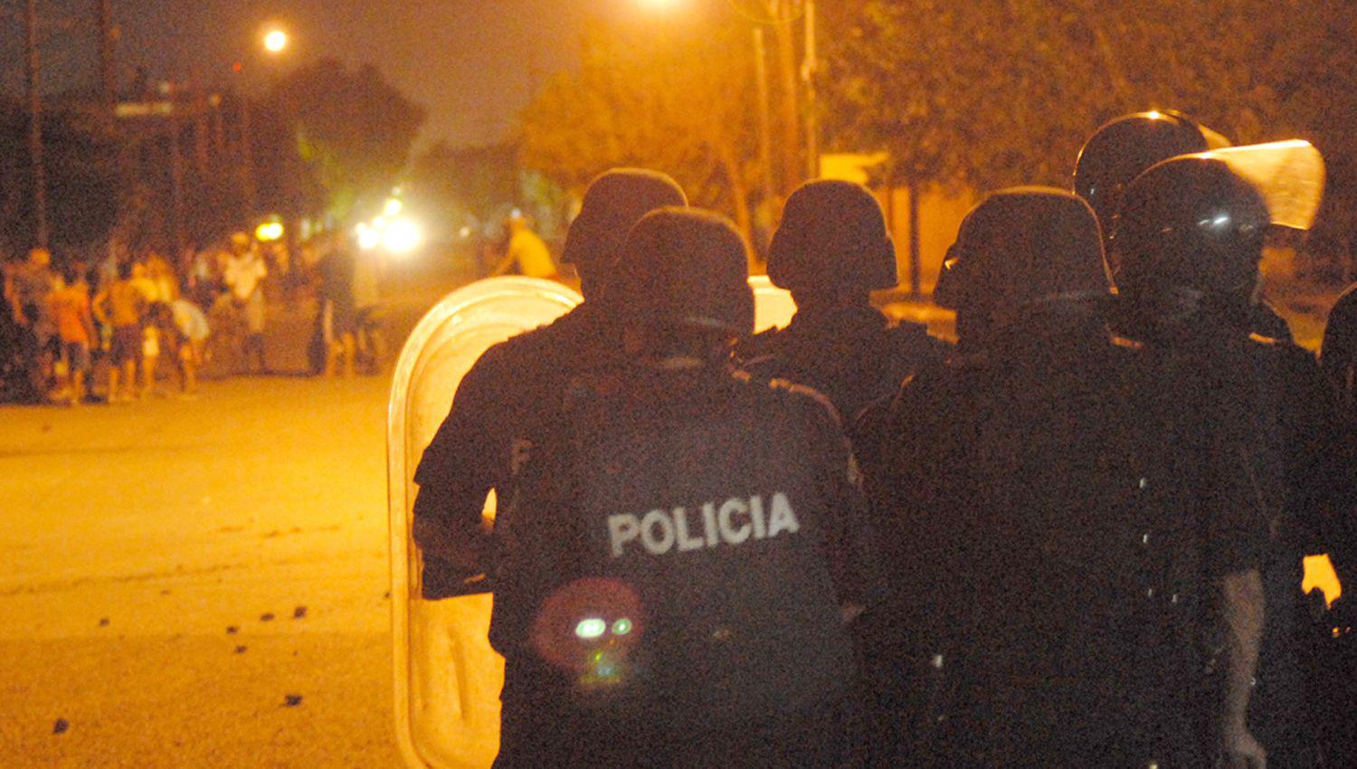 ATAQUE Los policías fueron apedreados por un grupo de delincuentes La Fiscalía ya tomó intervención 
