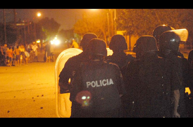 ATAQUE Los policías fueron apedreados por un grupo de delincuentes La Fiscalía ya tomó intervención 
