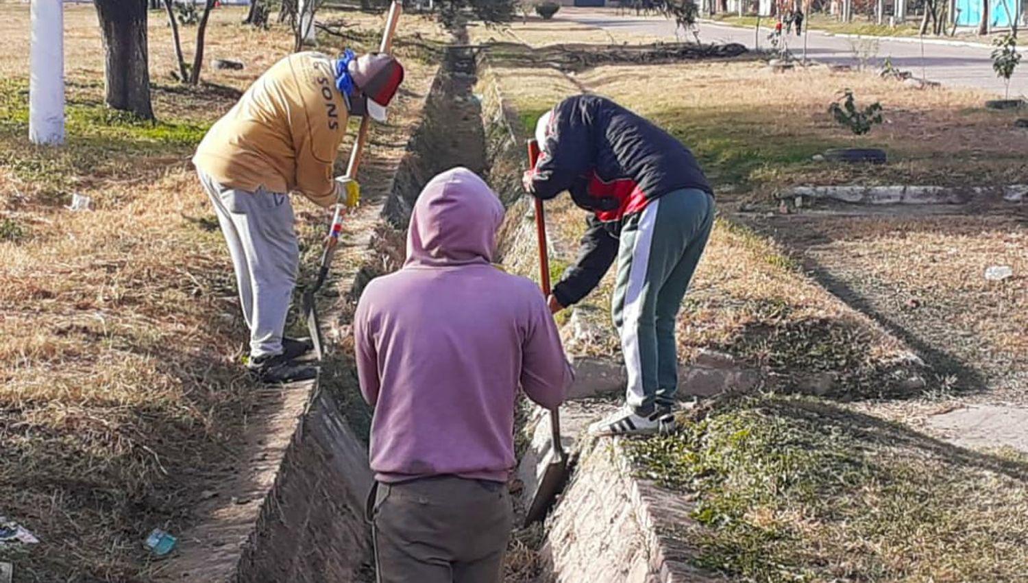 Se realizoacute la limpieza de desaguumles y acequias en Beltraacuten