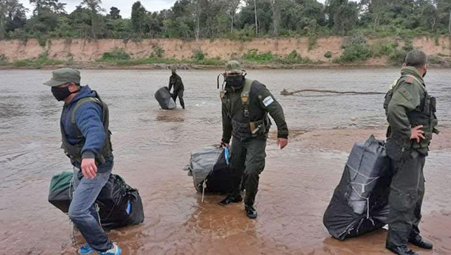 PROCEDIMIENTO Los efectivos lograron secuestrar los grandes bultos que tenían cigarrillos y hojas de coca 
