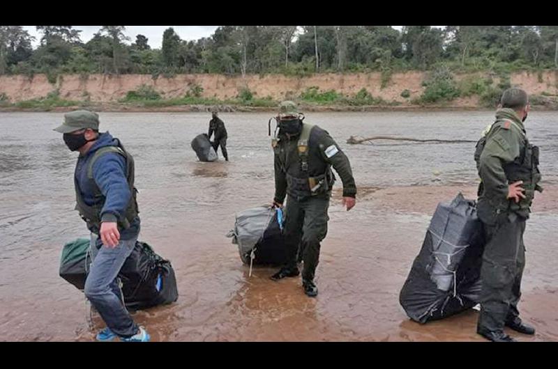 PROCEDIMIENTO Los efectivos lograron secuestrar los grandes bultos que tenían cigarrillos y hojas de coca 
