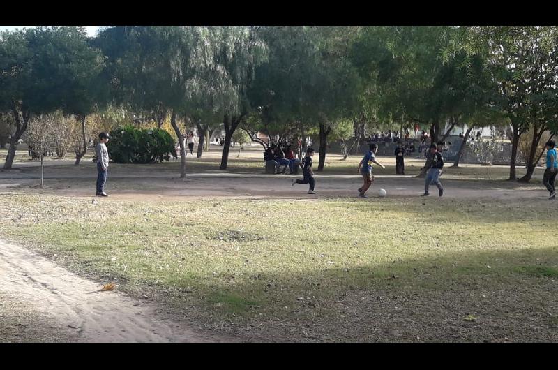 Los nintildeos colmaron la plaza San Martiacuten de Tintina