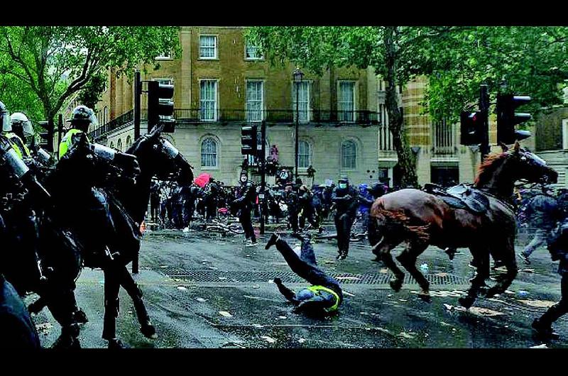 Manifestantes se enfrentaron con la policiacutea en el centro de Londres durante una marcha contra el racismo