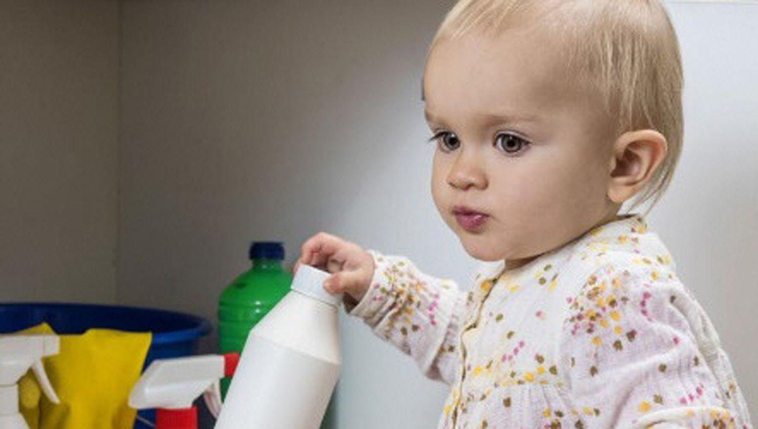 RIESGO Los niños llevan a la boca todo lo que est a su alcance sin medir el peligro 
