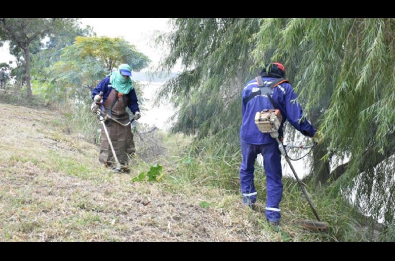 Trabajan en la limpieza de la zona del Dulce en el P Aguirre