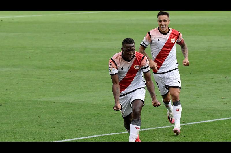 Ganoacute el Rayo Vallecano de ldquoChocotardquo Trejo en la vuelta del fuacutetbol en Espantildea