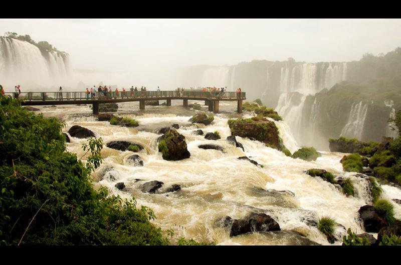 Reabren al puacuteblico el paso a las cataratas del Iguazuacute