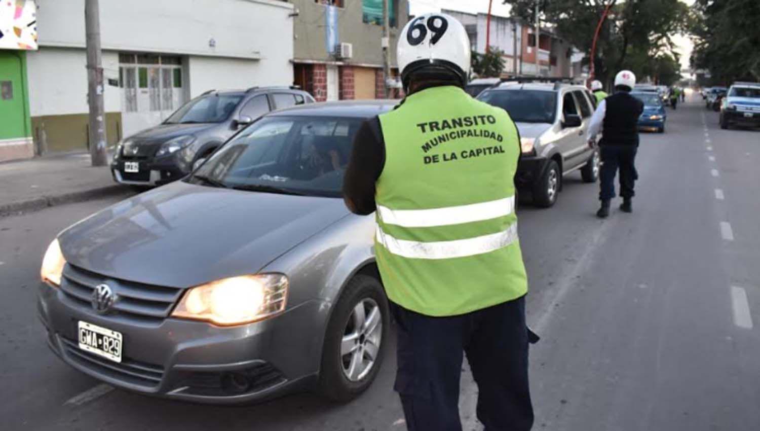 La Capital realiza controles haciendo cumplir las disposiciones para circular