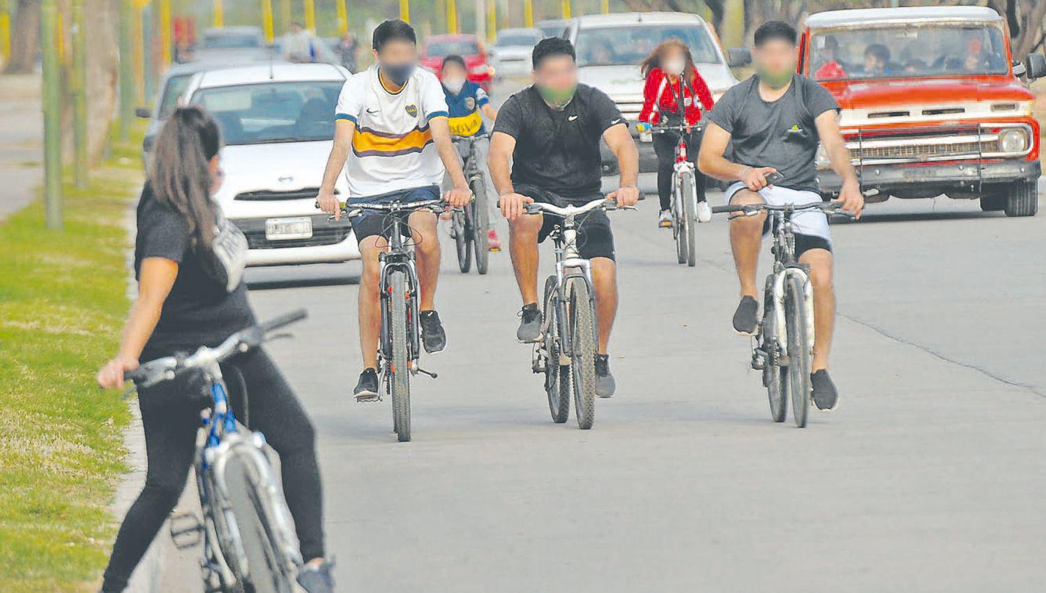 La mayoría de los
ciclistas circula a
la par ocupando
media calzada con
lo que entorpecen
el tr�nsito y corren
un serio peligro La
norma indica que
deben hacerlo en
fila india