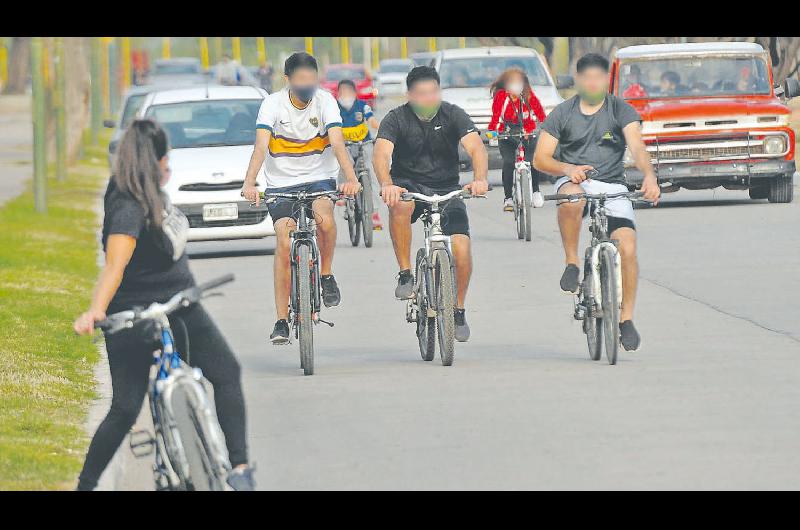 La mayoría de los
ciclistas circula a
la par ocupando
media calzada con
lo que entorpecen
el tr�nsito y corren
un serio peligro La
norma indica que
deben hacerlo en
fila india