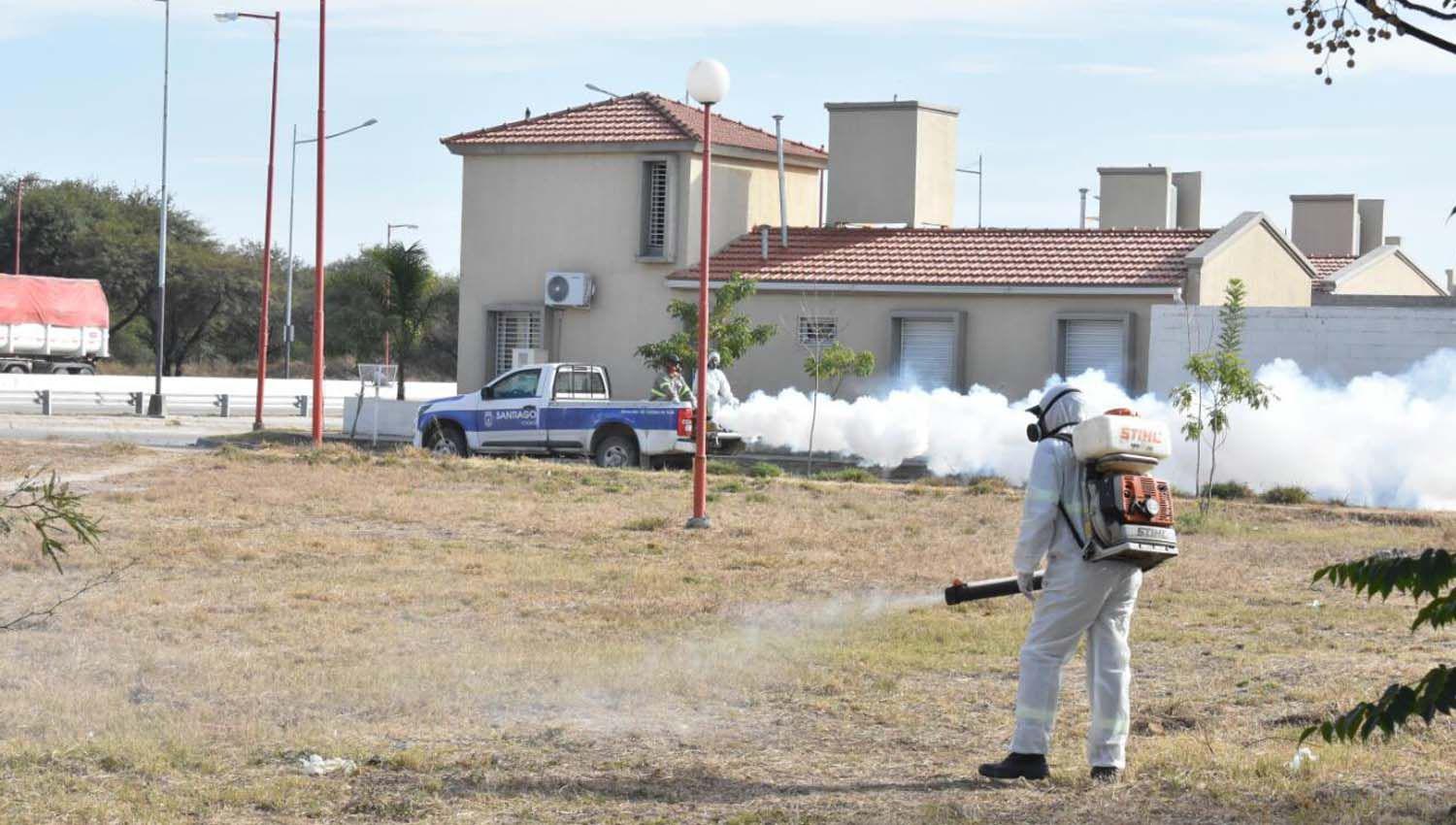 La Capital reforzoacute en el barrio Lomas del Golf la fumigacioacuten