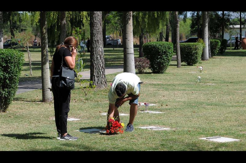 Los cementerios capitalinos se podraacuten visitar desde mantildeana