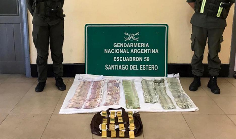 Gendarmeriacutea Nacional halloacute otra vez dinero oculto en un camioacuten