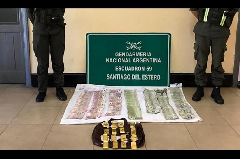 Gendarmeriacutea Nacional halloacute otra vez dinero oculto en un camioacuten