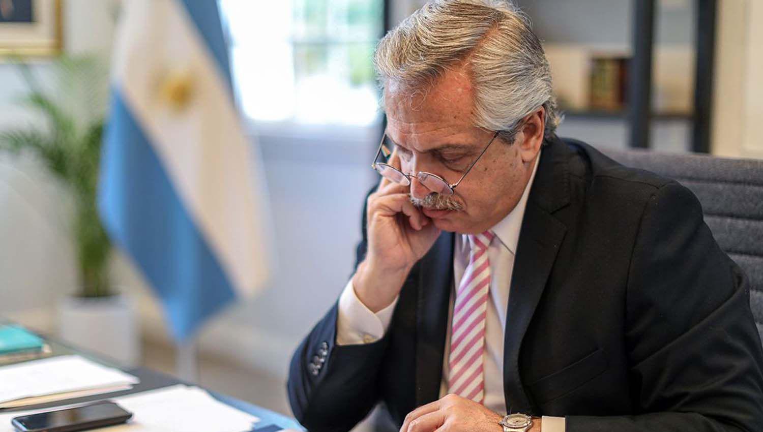 El Presidente Fernaacutendez desde Olivos y con contacto restringido- ldquoDebemos cuidar lo que logramosrdquo