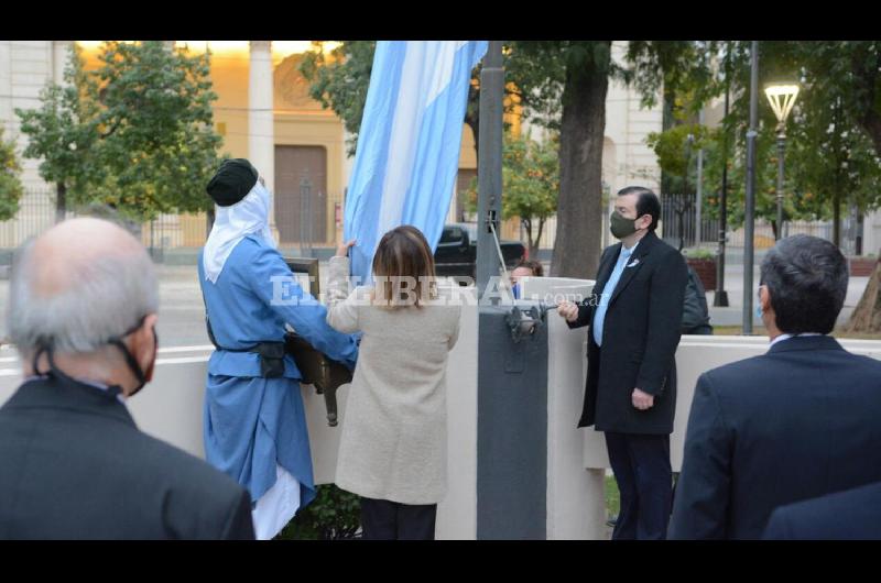 El Gobernador encabezoacute un breve acto por el Diacutea de la Bandera