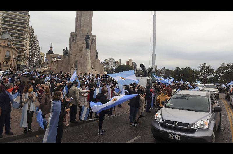 Histoacuterico y multitudinario banderazo en gran parte del paiacutes en defensa de la propiedad privada