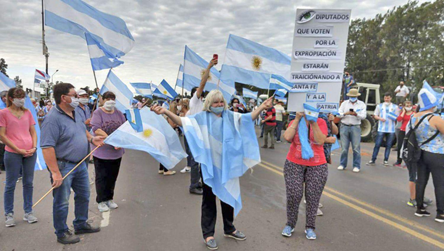 Autoconvocados y entidades agropecuarias realizaron un
histórico y multitudinario banderazo en defensa de la propiedad privada