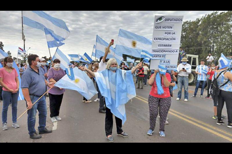 Autoconvocados y entidades agropecuarias realizaron un
histórico y multitudinario banderazo en defensa de la propiedad privada