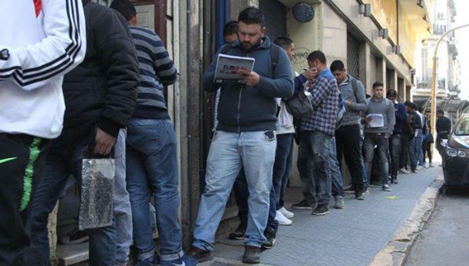 El PBI cayoacute 54-en-porciento- y la desocupacioacuten alcanzoacute el 104-en-porciento- en el primer trimestre del antildeo