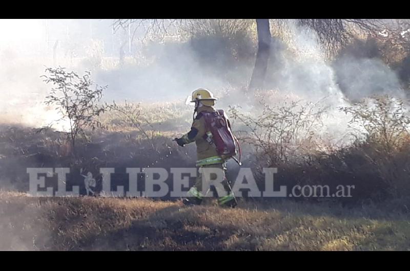 Los bomberos combaten un incendio de grandes proporciones en el barrio Autonomiacutea