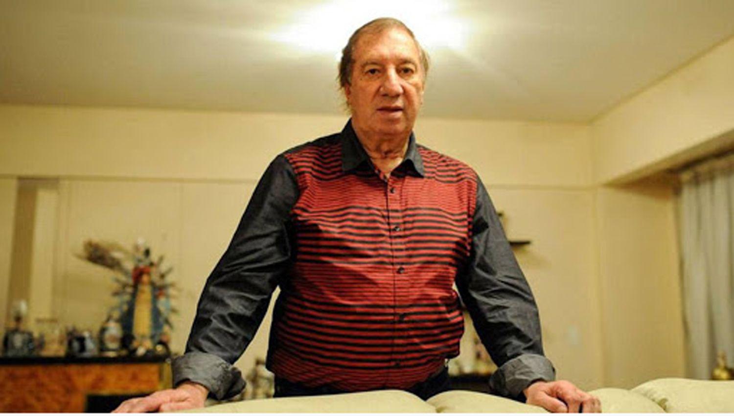 Por precaucioacuten Carlos Bilardo fue trasladado a una cliacutenica