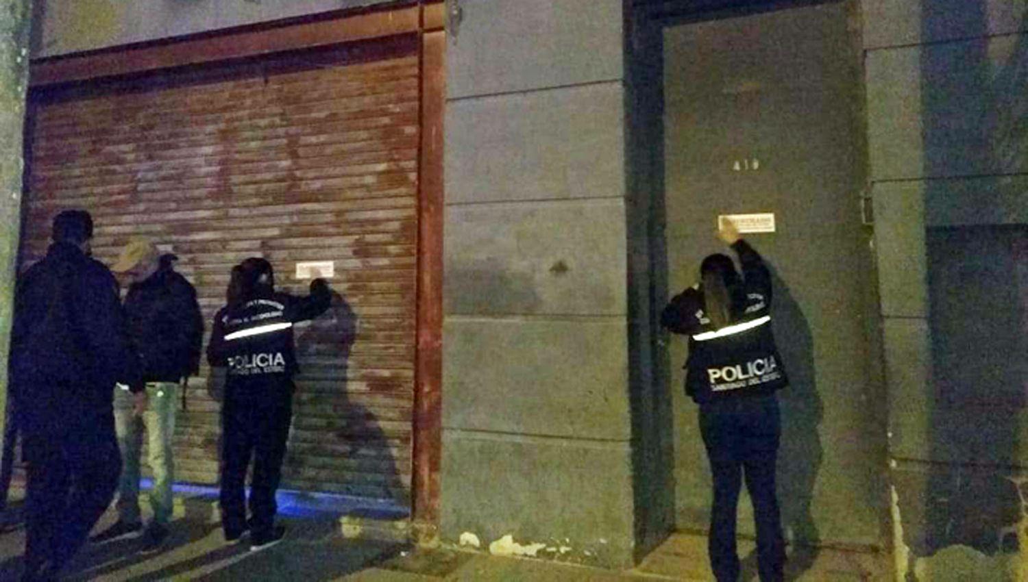 Policiacuteas clausuran un bar y desalojan 5 ldquotomadasrdquo en barrios por violar el tope horario y distanciamiento