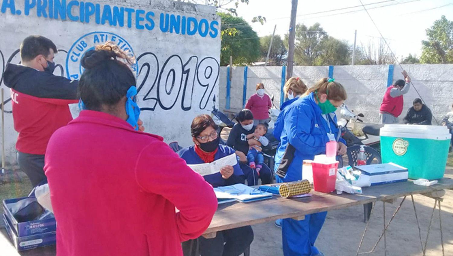 Concretaron una jornada integral sanitaria con nintildeos joacutevenes y adultos