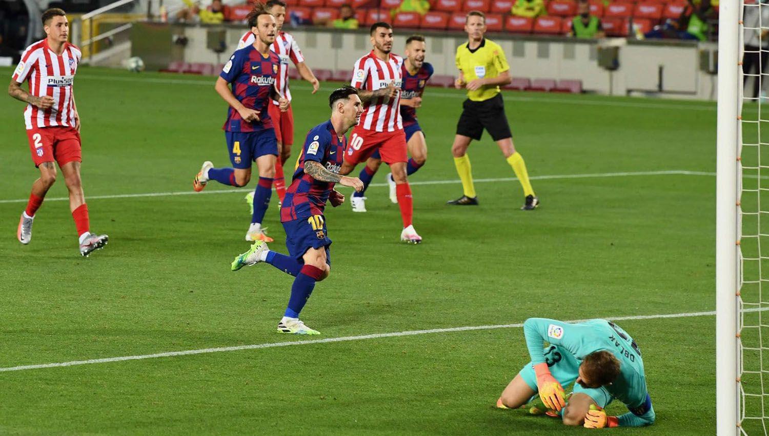 VIDEO  Miraacute el golazo de Messi de penal para llegar a los 700 tantos en su carrera