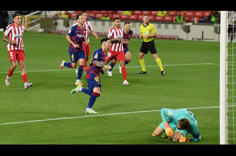 VIDEO  Miraacute el golazo de Messi de penal para llegar a los 700 tantos en su carrera