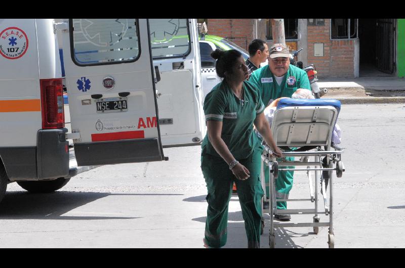 Violenta colisioacuten entre una camioneta y una moto deja como saldo un herido de gravedad