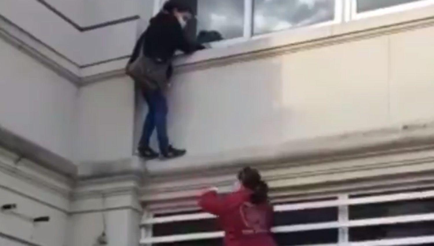 VIDEO  Coronavirus- como no podiacutea ver a un pariente aislado una mujer se trepoacute por la cornisa del Hospital Muntildeiz