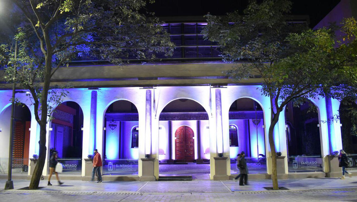 El municipio se iluminoacute con los colores de la bandera