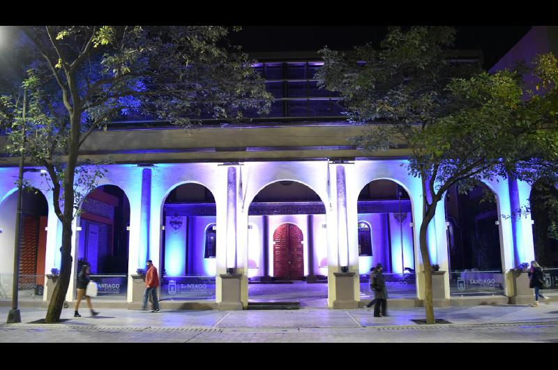 El municipio se iluminoacute con los colores de la bandera