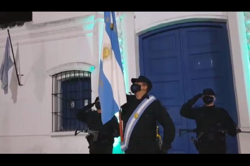 VIDEO  Efectivos policiales y un sentido homenaje en el Diacutea de la Independencia Argentina