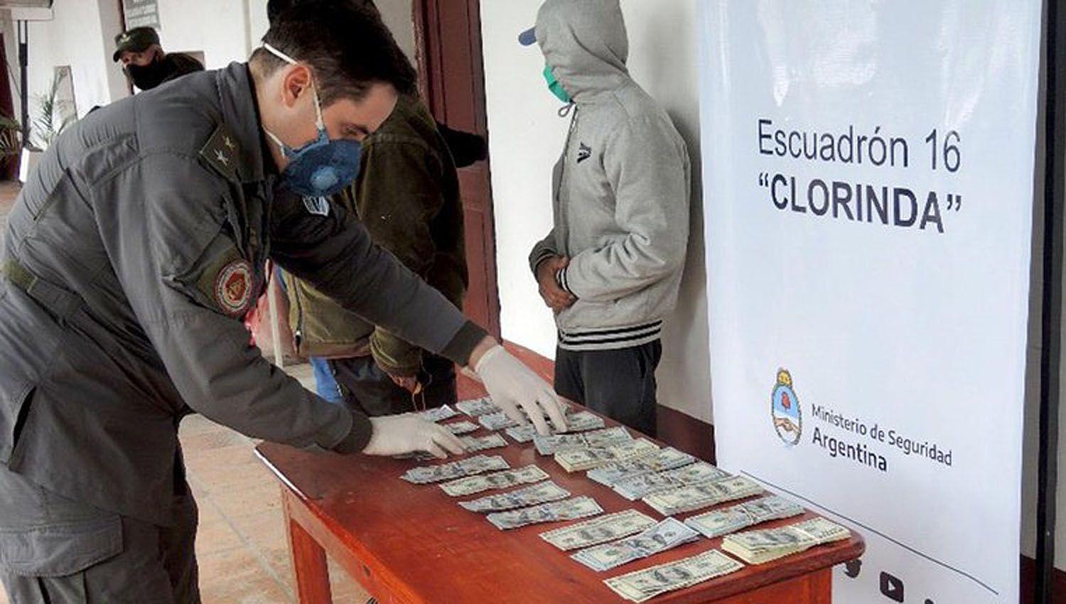 Hallaron 50 mil doacutelares en la campera de un remisero en Formosa