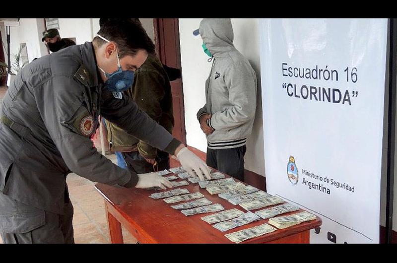 Hallaron 50 mil doacutelares en la campera de un remisero en Formosa